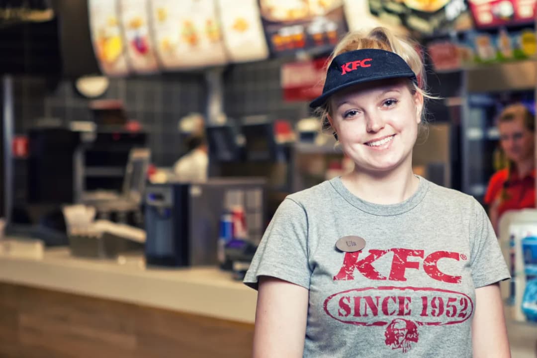 Ile zarabia pracownik KFC? Zaskakujące fakty o wynagrodzeniach