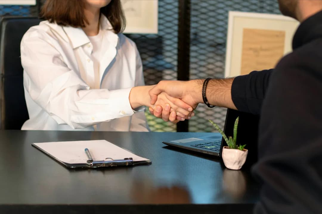 Zatrudnienie B2B co to? Kluczowe informacje, zalety i wady umowy